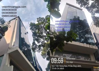 Làm bên vệ sinh kính mặt dựng tòa nhà 